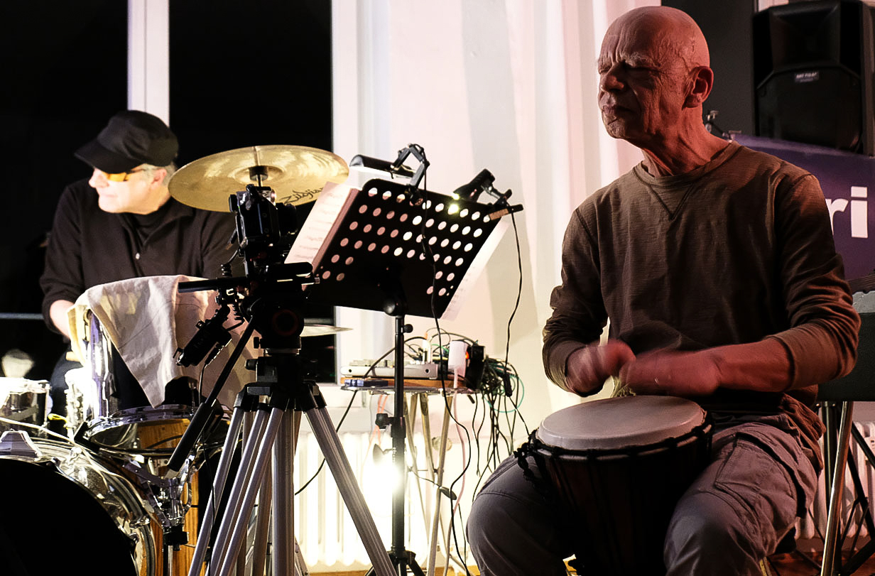 Jürgen spielt Djembe